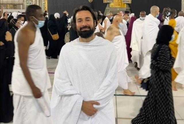 بالصورة.. أحمد حاتم يؤدي مناسك العمرة