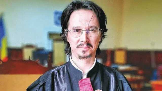 مقطعا فيديو على «تيك توك» يتسببان بفصل قاضٍ عن العمل