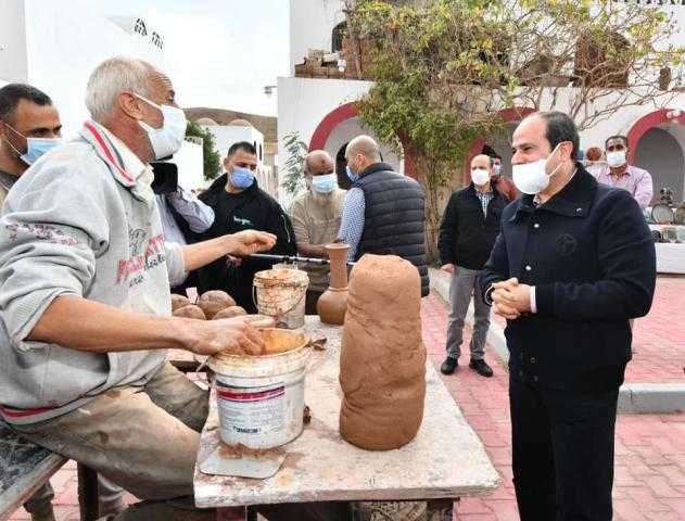 لقطات حصرية من حديث الرئيس مع الأطفال بورش الفخار.. صور