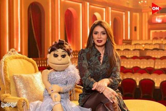 شاهد.. نجلاء بدر تضرب رأسها بـ”بيضة” على الهواء