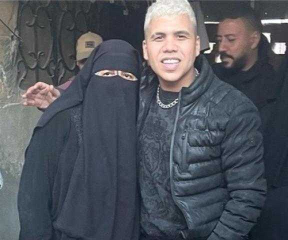شاهد.. عمر كمال يخطف الأنظار في أحدث ظهور له برفقة والدته
