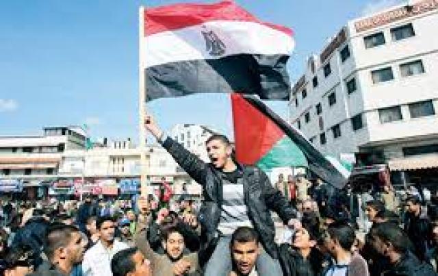 فلسطينين يحملون علم مصر 