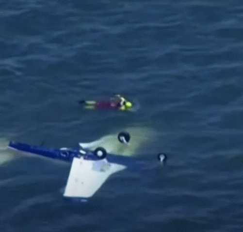 مقتل جميع ركابها.. لحظة سقوط طائرة في البحر