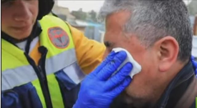 أسقطوه أرضًا.. لحظة اعتداء شرطة الاحتلال على مصور أسيوشيتد برس