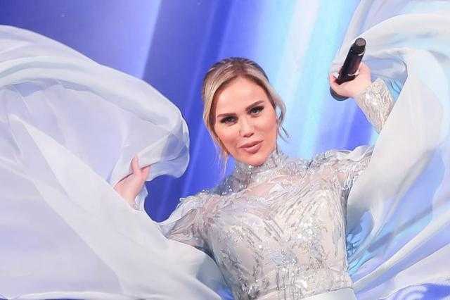 نيكول سابا تتألق بإطلالة ” ملكية”  في حفل ” كامل العدد ” بالتجمع ..