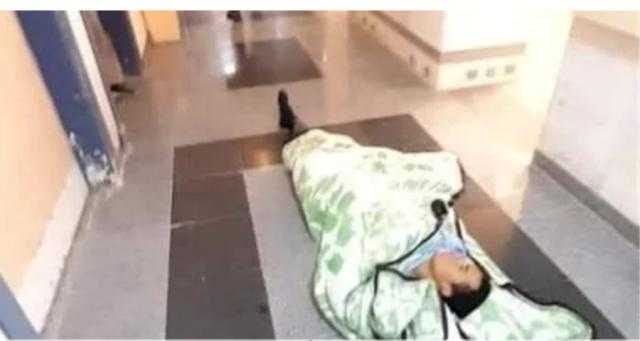 بعد تداولها.. احالة مدير مستشفي الضبعة للتحقيق في صورة لمريض ملقي علي الأرض