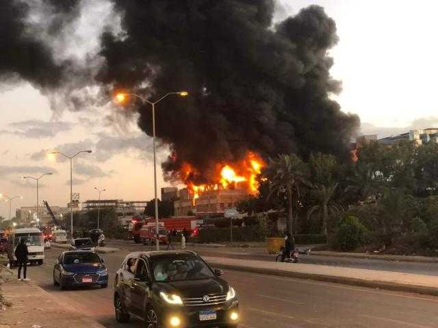 السيطرة على حريق هائل بمصنع بلاستيك بأكتوبر