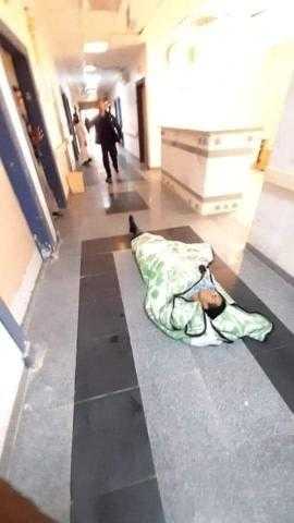 خارج من العمليات بالشراب.. «الصحة» ترد على إلقاء مريض بالأرض