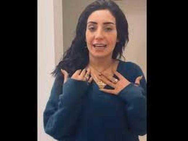 فنانة شهيرة عن أخونتها : «أنا بلبس عريان»