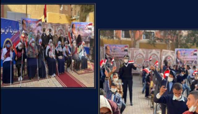 توزيع الهدايا على طلبة المدارس
