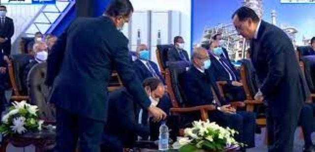 السيسي يوقع على النسخة الأولى من وثيقة إنجازات المشاريع القومية