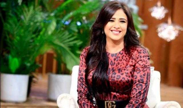 ياسمين عبد العزيز تخفي ملامح ابنتها في أحدث ظهور لها