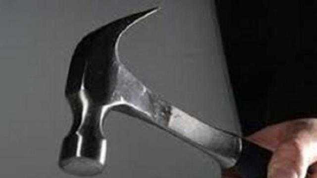 قاتل والده بالشاكوش: «بيضربنا ويعاملنا وحش»