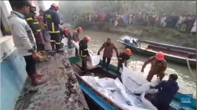 لحظة انتشال جثث ضحايا حريق عبّارة في بنجلاديش - فيديو