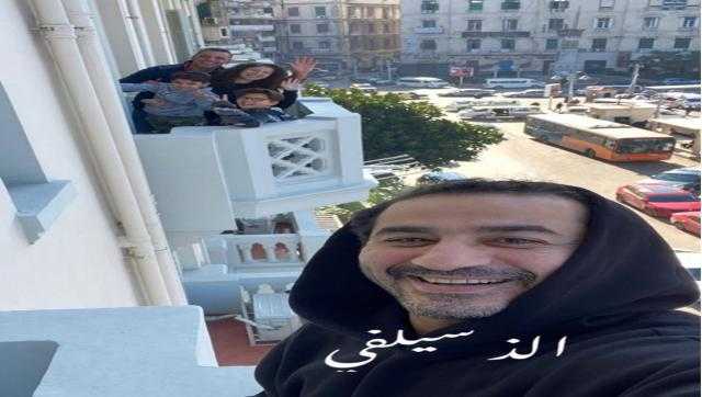 «الفنان الفرفوش رزق».. أحمد حلمي يتواصل مع جمهوره من البلكونة