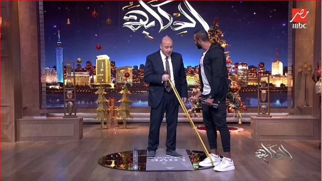 بالفيديو.. عمرو أديب يُجري تدريبًا رياضيًا ويعلق «كده هيجيلي شد عضل»