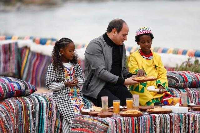 ”جنى” طفلة أسوان: السيسي أكلني ”فطير وعسل” وقال لي أنا حبيتك (فيديو)