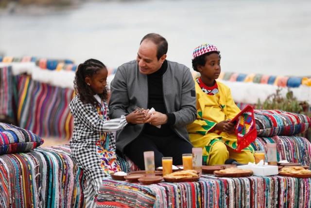 «قعد على المسطبة».. أحمد موسى: السيسي أول رئيس يتواجد في النوبة