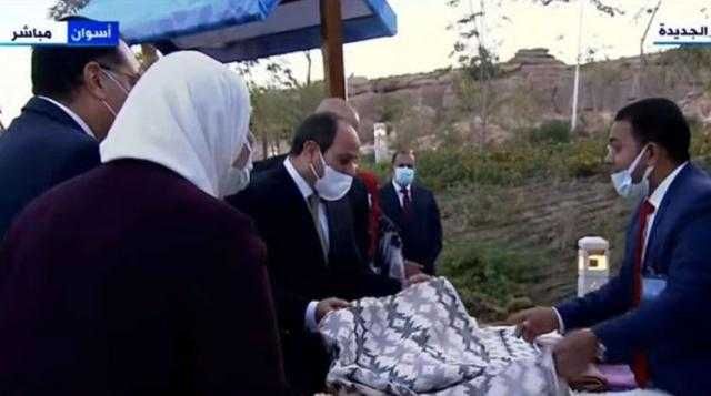 مواطن يُهدي الرئيس كوفرتة كتان.. والسيسي: ”هدفع تمنها” (فيديو)​