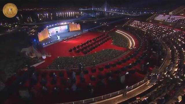 السيسي للشعب: أعاهدكم نفضل نشتغل.. وبحب كل المصريين..فيديو