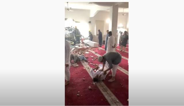 فيديو صادم في السعودية.. شاحنة ضخمة تقتحم مسجدًا وتدهس المصلين