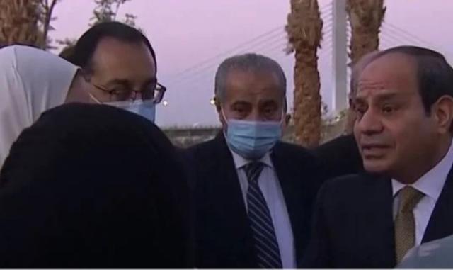 خلال افتتاحه أسوان الجديدة.. سيدة للرئيس: «حضرتك طيب القلب وأب كريم»