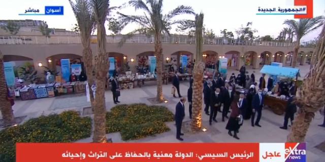 سيدات أسوان يلتقطن صورًا تذكارية مع الرئيس.. والسيسي: بتشوفنا في التلفزيون (فيديو)