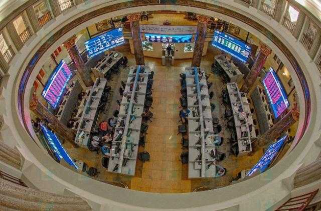 التباين يداهم مؤشرات البورصة بمنتصف تعاملات الخميس