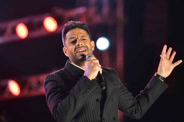 حماقي يشعل حماس الجماهير في أولى حفلات رأس السنة بالسخنة