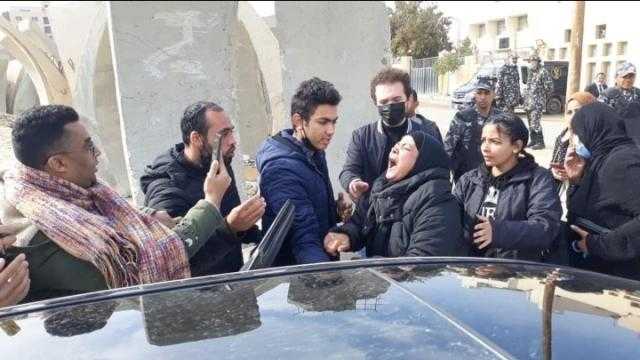 «هاتوا حق ابني».. انهيار والدة أحد ضحايا حادث كريم الهواري - صور