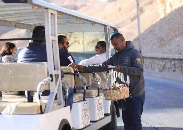 ”البر الغربي بالأقصر” يبدأ تشغيل السيارات الكهربائية الجديدة لنقل الزائرين