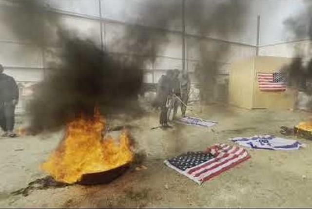 شاهد.. إحراق مجسم السفارة الأمريكية في بغداد