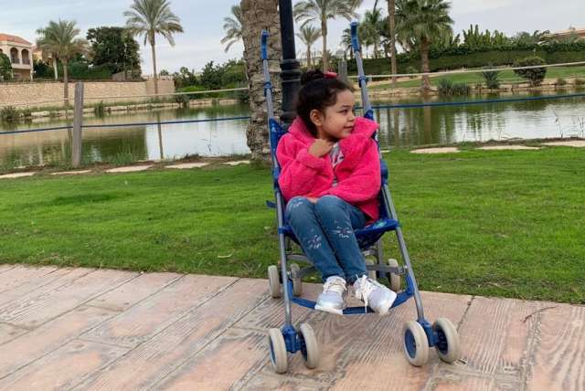 الطفلة ليلى مريضة ضمور العضلات