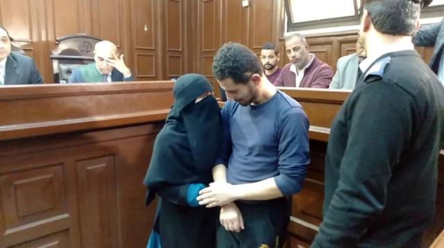 سفاح الإسماعيلية مع والدته أثناء محاكمته