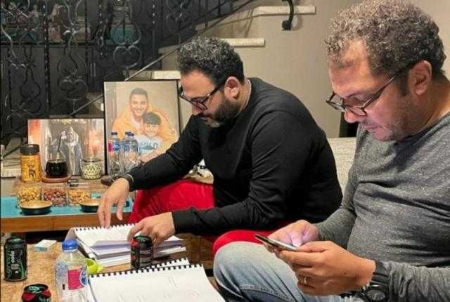 بالصورة.. أكرم حسني يعكف على تحضيرات «مكتوب عليا»