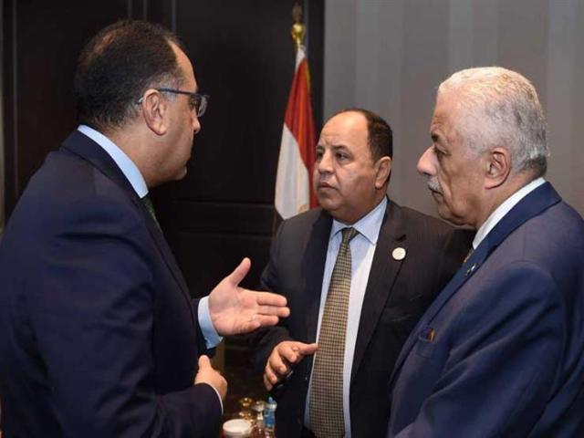 رئيس الوزراء مع وزيرا التعليم والمالية