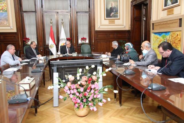 وزير الزراعة خلال الاجتماع 