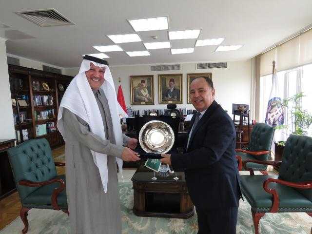 وزير المالية: حريصون على توفير بيئة محفزة وجاذبة للاستثمارات المحلية والأجنبية