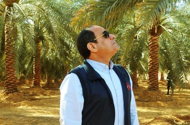 السيسي داخل أكبر مزرعة للتمور في العالم بشرق العوينات