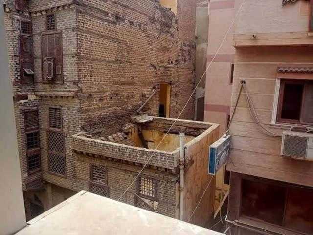 عقب انهياره الجزئي.. ”الآثار” تتوجه سريعًا نحو منزل ”عثمان طبق” بالبحيرة