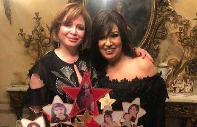 إلهام شاهين تحتفل بعيد ميلادها في حضور محمد منير وهاني شاكر