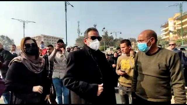 وصول أحمد عبد العزيز للمشاركة في جنازة أحمد الحجار