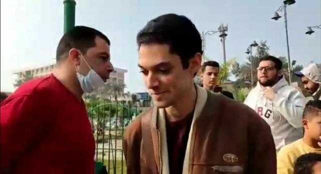 نجل أحمد الحجار يستقبل العزاء في وفاة والده