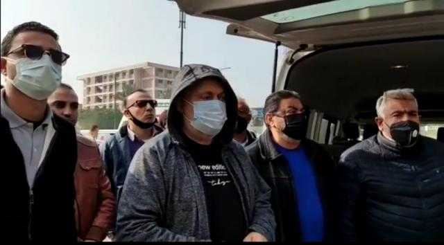 أشرف زكي يصل السيدة نفيسة للمشاركة في جنازة أحمد الحجار