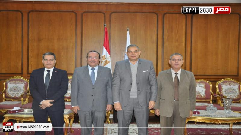 رئيس جامعة كفر الشيخ خلال استقباله رئيس جامعة طنطا السابق 