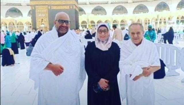 بيومي فؤاد يستعيد ذكرياته مع مها أبو عوف بصورة من الحرم المكي