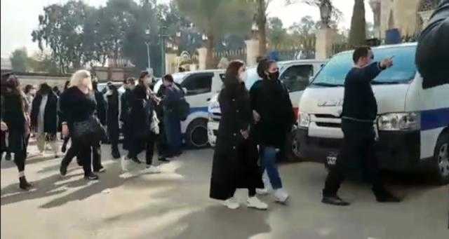 وصول دنيا سمير غانم لمسجد الرحمن الرحيم لأداء صلاة الجنازة على مها أبو عوف