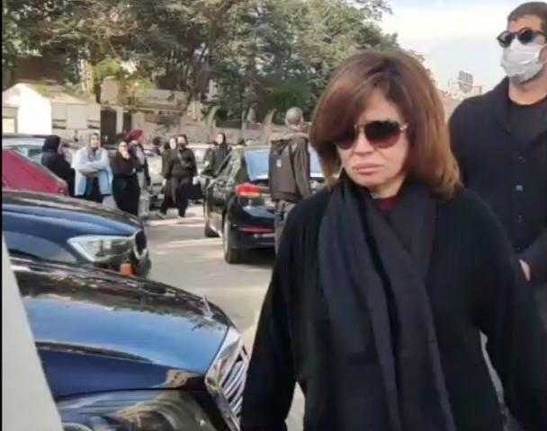 بالفيديو.. وصول إلهام شاهين للمشاركة في جنازة مها أبو عوف