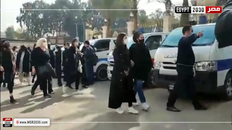 دنيا سمير غانم من جنازة مها أبو عوف