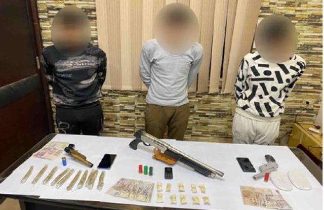 ضبط 3 مسجلين خطر بحوزتهم أسلحة ومخدرات في منية النصر